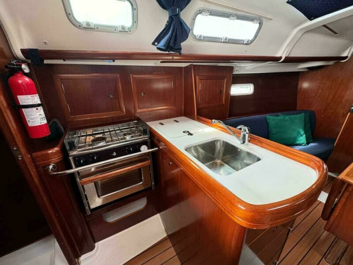 2004 Beneteau 323 32