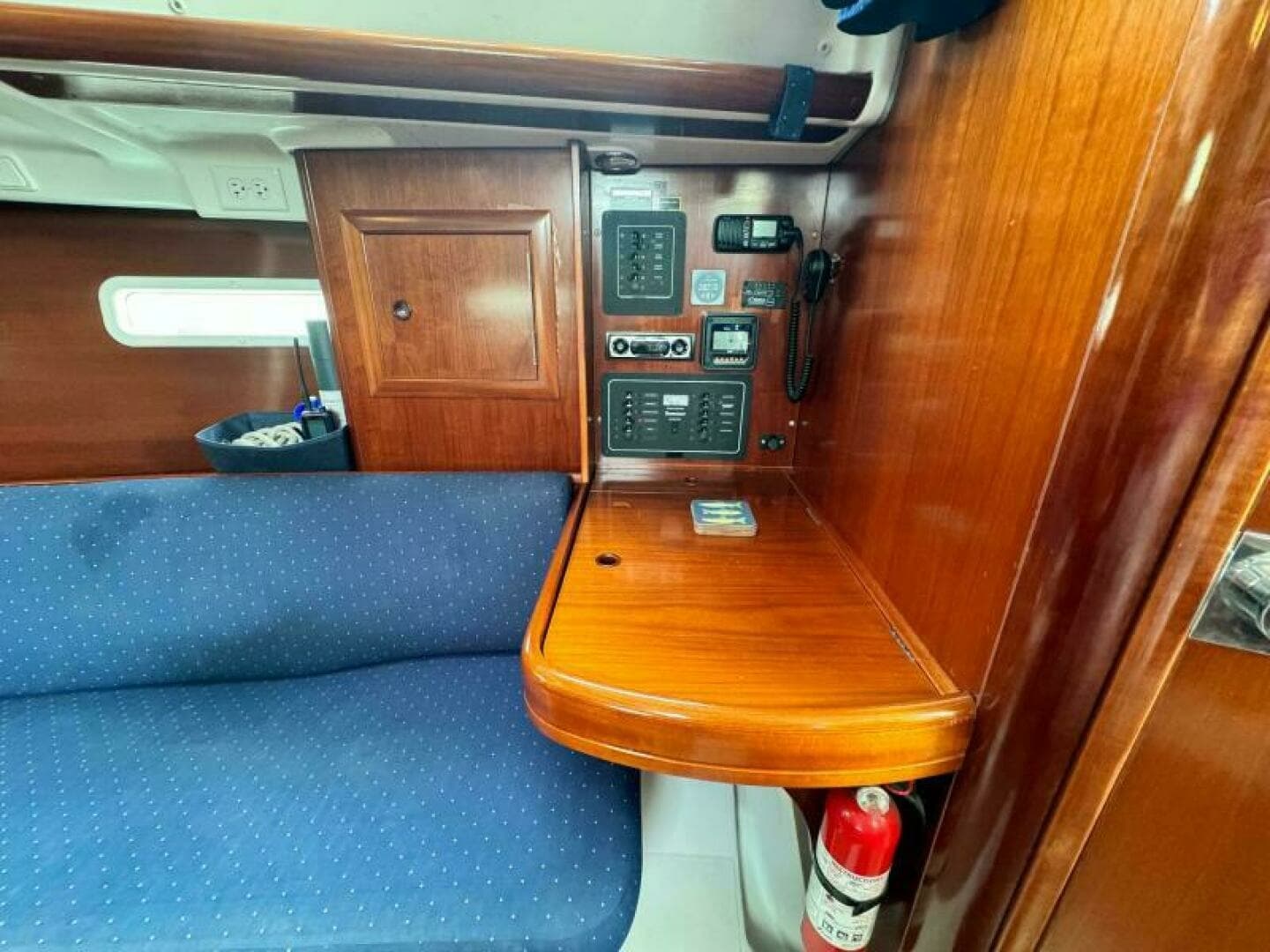 2004 Beneteau 323 32