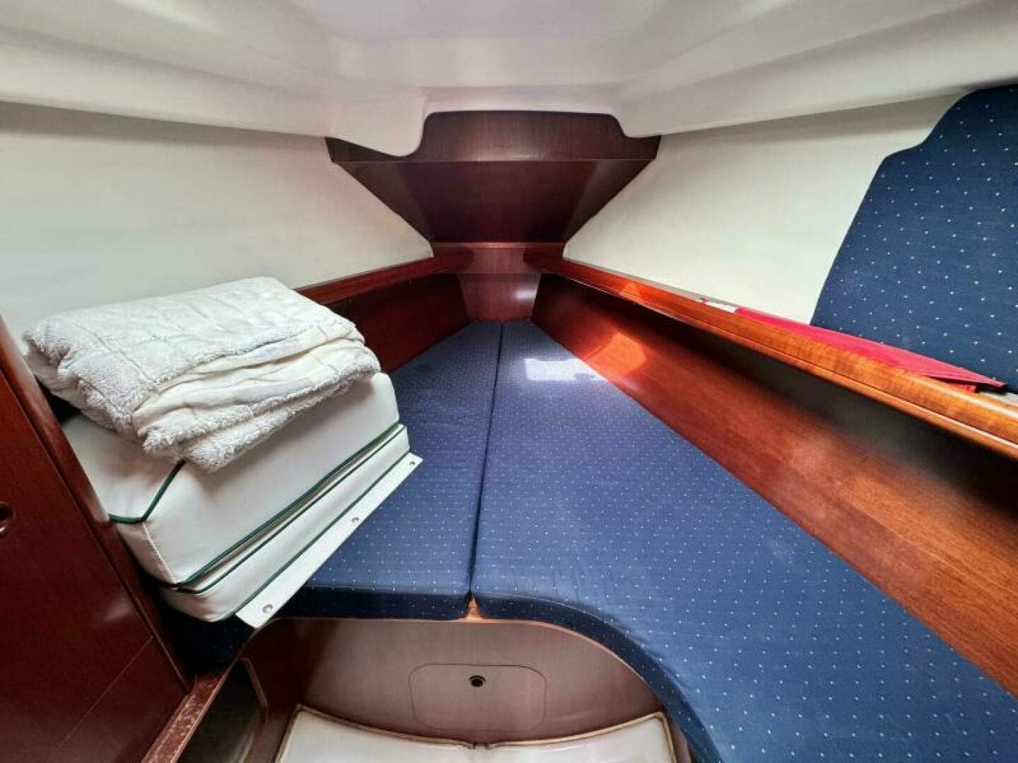 2004 Beneteau 323 32