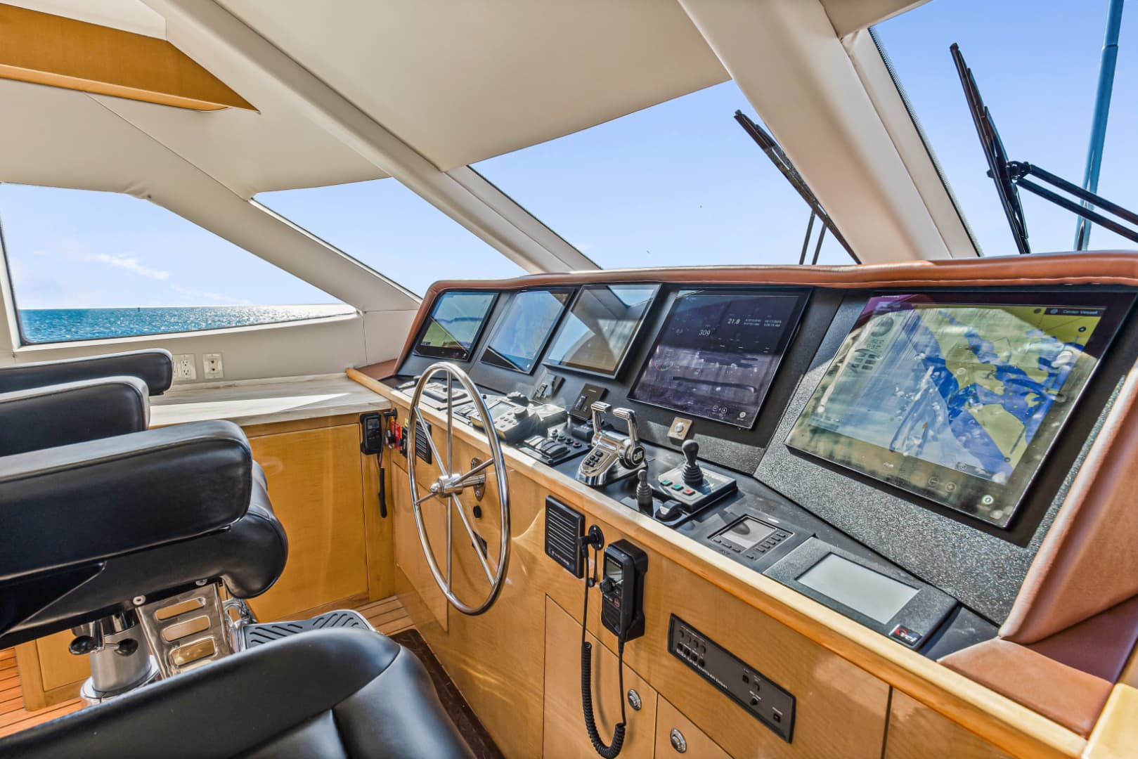 2006 Hatteras 80 Motor Yacht Skylounge