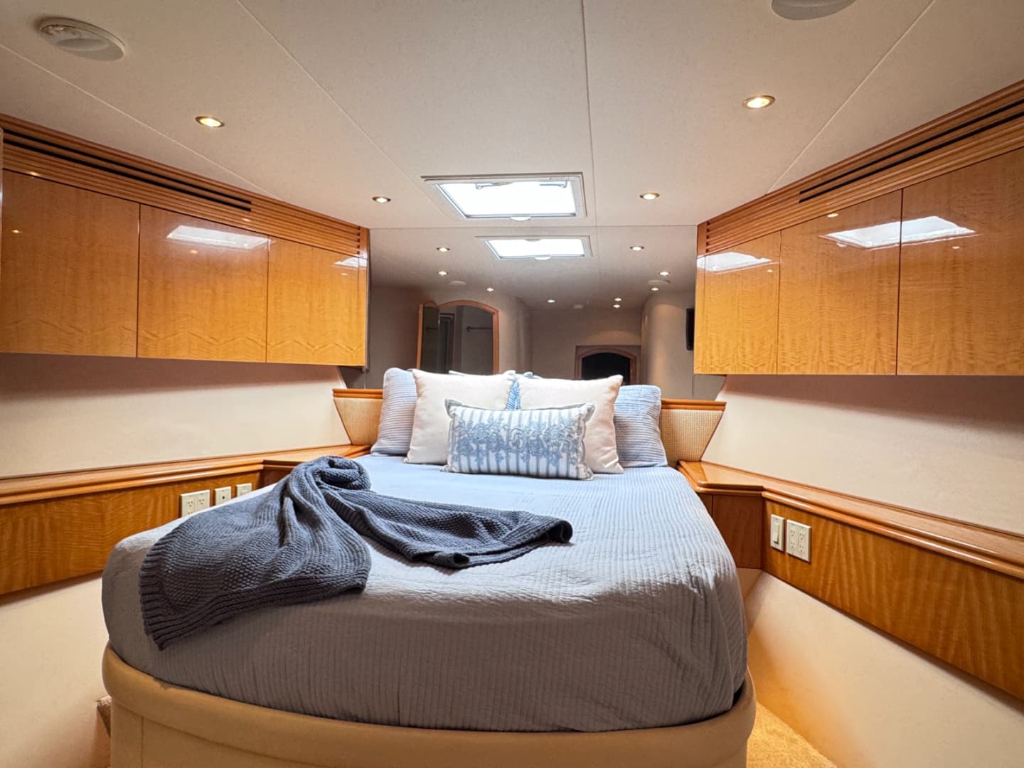 2006 Hatteras 80 Motor Yacht Skylounge