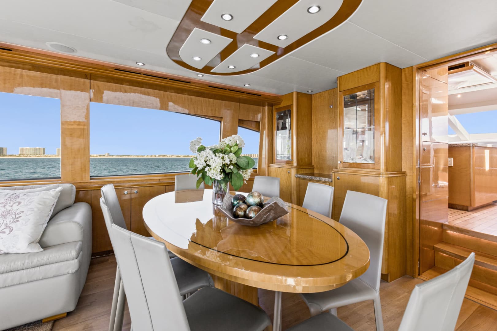 2006 Hatteras 80 Motor Yacht Skylounge