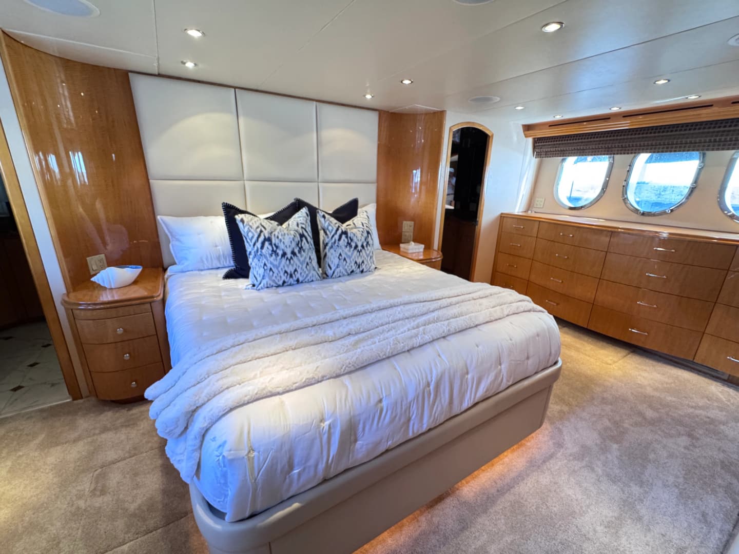 2006 Hatteras 80 Motor Yacht Skylounge