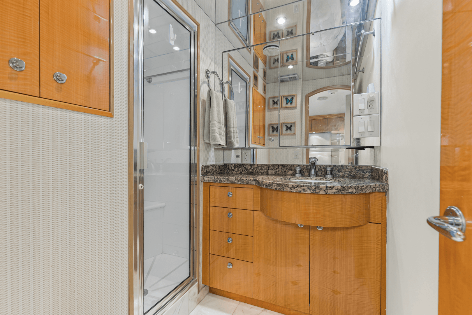 2006 Hatteras 80 Motor Yacht Skylounge