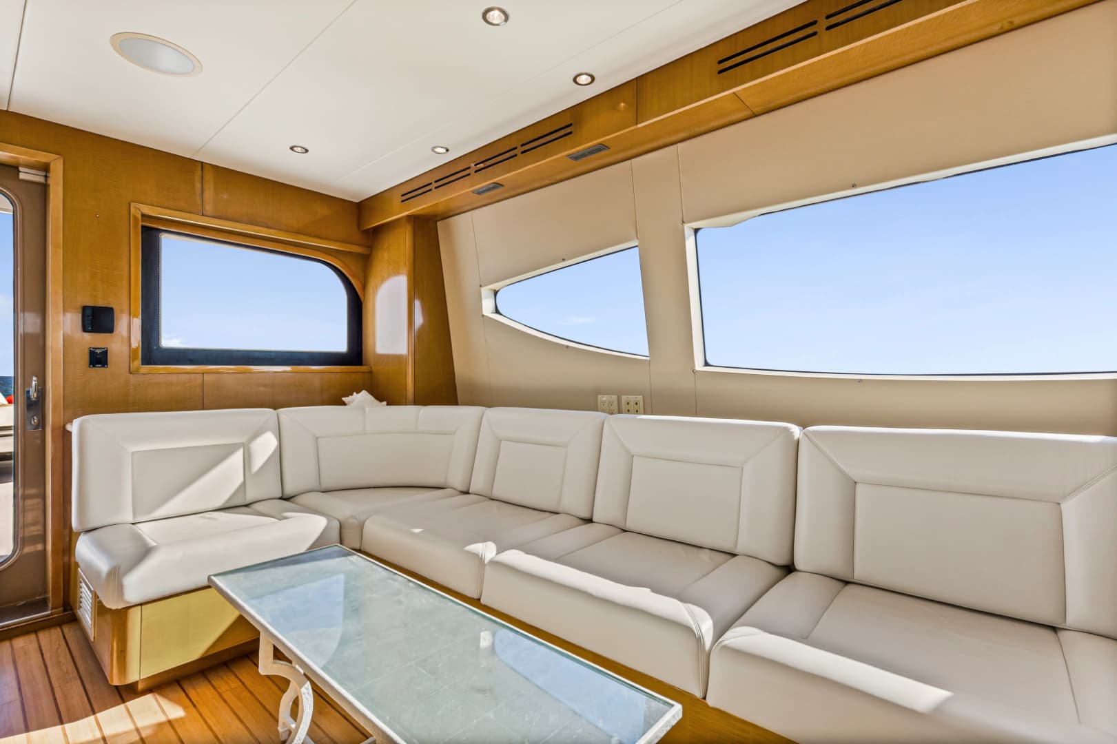 2006 Hatteras 80 Motor Yacht Skylounge