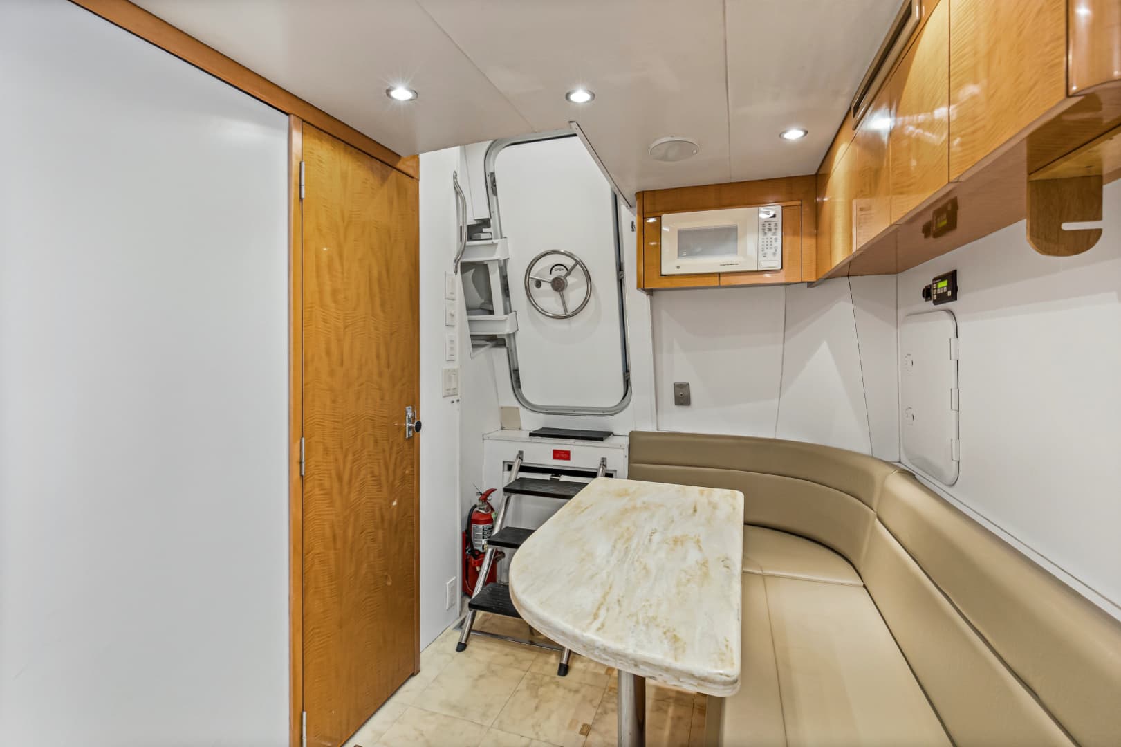 2006 Hatteras 80 Motor Yacht Skylounge