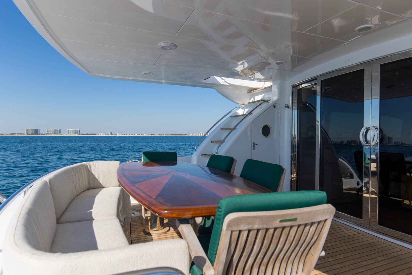 2006 Hatteras 80 Motor Yacht Skylounge