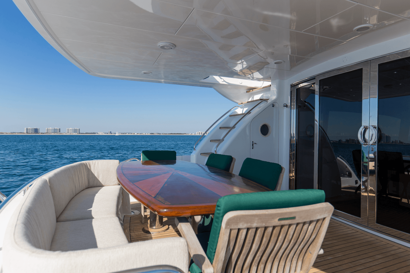 2006 Hatteras 80 Motor Yacht Skylounge